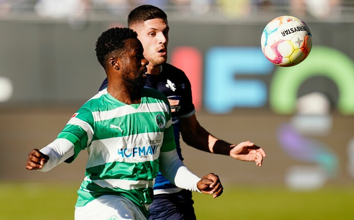 Gideon Jung (l) konnte mit Fürth einen Punkt bei Spitzenreiter Darmstadt 98 ergattern.