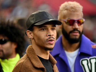 Leroy Sané (M), Serge Gnabry (l) und Eric Maxim Choupo-Moting besuchten mit einigen Teamkollegen das NFL-Spiel in München. Leroy Sané (M), Serge Gnabry (l) und Eric Maxim Choupo-Moting besuchten mit einigen Teamkollegen das NFL-Spiel in München.