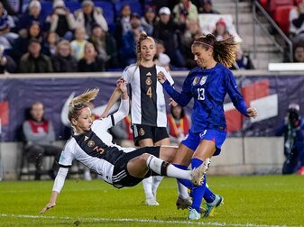 Kathrin Hendrich (3) musste sich mit den DFB-Frauen den USA geschlagen geben. Kathrin Hendrich (3) musste sich mit den DFB-Frauen den USA geschlagen geben.