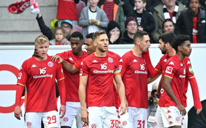 Jonathan Burkhardt (l) sorgte für den Mainzer Treffer gegen die Frankfurter Eintracht.