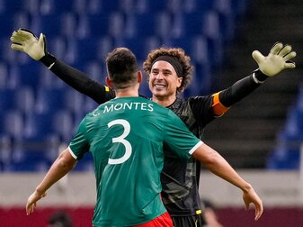 Mexikos Torwart Guillermo Ochoa (r) steht im Aufgebot für die WM in Katar.