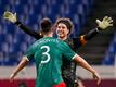 Mexikos Torwart Guillermo Ochoa (r) steht im Aufgebot für die WM in Katar.