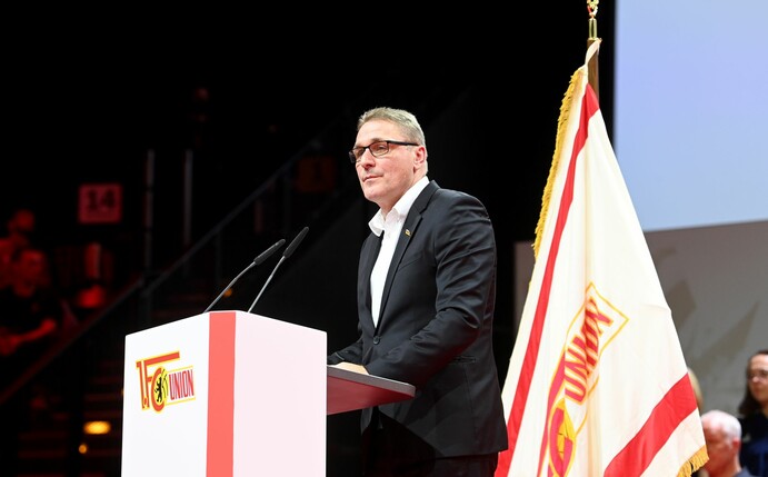 Union-Geschäftsführer Oskar Kosche spricht bei der Mitgliederversammlung des FC Union Berlin.