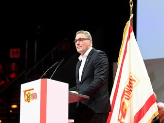 Union-Geschäftsführer Oskar Kosche spricht bei der Mitgliederversammlung des FC Union Berlin. Union-Geschäftsführer Oskar Kosche spricht bei der Mitgliederversammlung des FC Union Berlin.