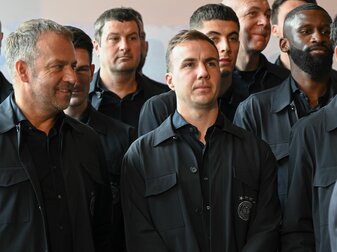 Bundestrainer und Rückkehrer: Hans-Dieter Flick (l) und Mario Götze (M). Bundestrainer und Rückkehrer: Hans-Dieter Flick (l) und Mario Götze (M).