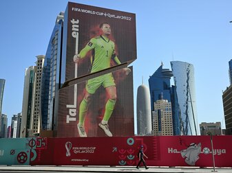 Übergroß in Doha: DFB-Keeper Manuel Neuer. Übergroß in Doha: DFB-Keeper Manuel Neuer.
