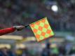 Fan attackiert Schiedsrichter-Assistenten bei Liga-Spiel (Quelle: pixathlon/SID-IMAGES)