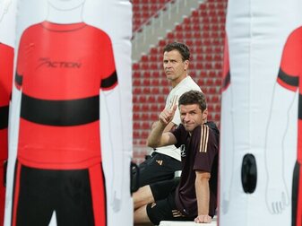 Thomas Müller pausiert beim Abschlusstraining und zeigt sich optimistisch. Hinter ihm DFB-Direktor Oliver Bierhoff. Thomas Müller pausiert beim Abschlusstraining und zeigt sich optimistisch. Hinter ihm DFB-Direktor Oliver Bierhoff.