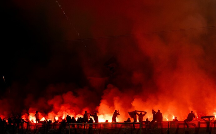 Kölns Ultras zünden Pyrotechnik auf der Südtribüne.