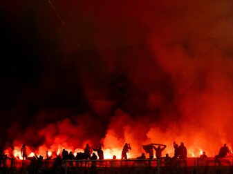 Kölns Ultras zünden Pyrotechnik auf der Südtribüne. Kölns Ultras zünden Pyrotechnik auf der Südtribüne.
