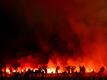 Kölns Ultras zünden Pyrotechnik auf der Südtribüne.