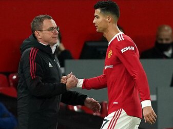 Ralf Rangnick (l) war vom Dezember 2021 bis Ende der vergangenen Saison Interimstrainer von Manchester United und damit auch von Cristiano Ronaldo. Ralf Rangnick (l) war vom Dezember 2021 bis Ende der vergangenen Saison Interimstrainer von Manchester United und damit auch von Cristiano Ronaldo.