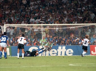 Andreas Brehme (r) schoss Deutschland per Elfmeter zum WM-Titel 1990. Andreas Brehme (r) schoss Deutschland per Elfmeter zum WM-Titel 1990.