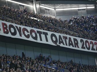 "Historischer Fehler": Schalke distanziert sich von Katar-WM "Historischer Fehler": Schalke distanziert sich von Katar-WM