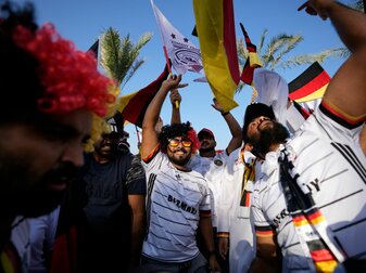 Partys und Paraden: Es gibt Zweifel an der Echtheit deutscher Fußball-Fans in Katar. Partys und Paraden: Es gibt Zweifel an der Echtheit deutscher Fußball-Fans in Katar.