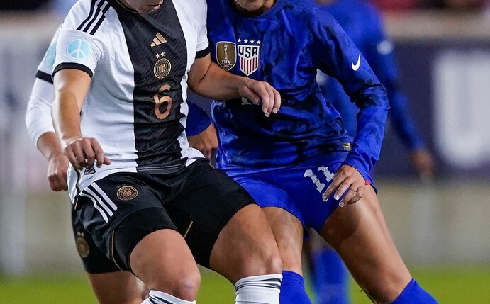 Verletzte sich gegen im Spiel gegen die US-Spielerinnen: Lena Oberdorf (l) in Aktion.