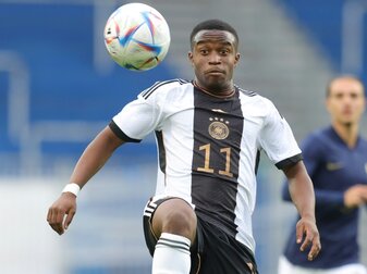 17 Jahre, 361 Tage: Moukoko jüngster Debütant seit Seeler 17 Jahre, 361 Tage: Moukoko jüngster Debütant seit Seeler