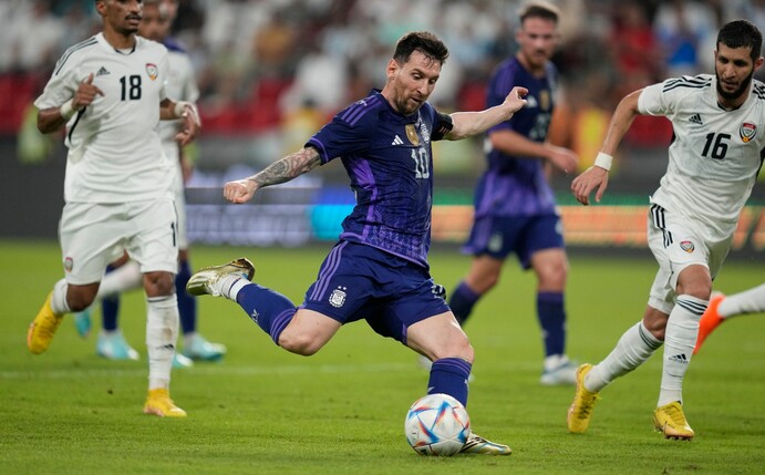 Lionel Messi (M) erzielt den Treffer zum 4:0 im Spiel gegen die Vereinigten Arabischen Emirate.