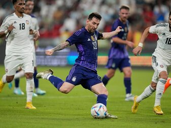 Lionel Messi (M) erzielt den Treffer zum 4:0 im Spiel gegen die Vereinigten Arabischen Emirate. Lionel Messi (M) erzielt den Treffer zum 4:0 im Spiel gegen die Vereinigten Arabischen Emirate.