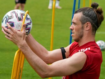 Die Waliser um Gaereth Bale sind die Hitze in Katar nicht gewohnt. Die Waliser um Gaereth Bale sind die Hitze in Katar nicht gewohnt.