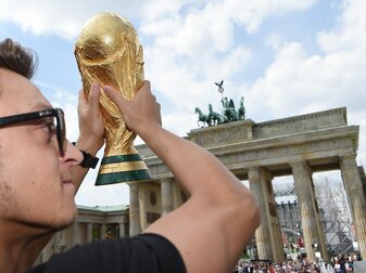Traut dem DFB-Team bei der WM einiges zu: Der damalige Nationalspieler Mesut Özil mit WM-Pokal 2014 vor dem Brandenburger Tor. Traut dem DFB-Team bei der WM einiges zu: Der damalige Nationalspieler Mesut Özil mit WM-Pokal 2014 vor dem Brandenburger Tor.