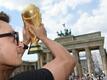 Traut dem DFB-Team bei der WM einiges zu: Der damalige Nationalspieler Mesut Özil mit WM-Pokal 2014 vor dem Brandenburger Tor.