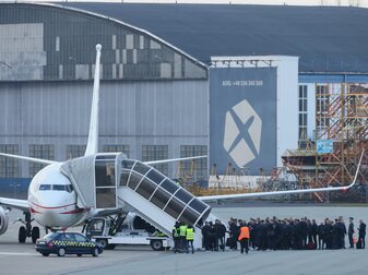 Offizielle, Trainer und die Nationalspieler der polnischen Fußball-Nationalmannschaft steigen in den bereitstehenden Flieger nach Katar. Offizielle, Trainer und die Nationalspieler der polnischen Fußball-Nationalmannschaft steigen in den bereitstehenden Flieger nach Katar.