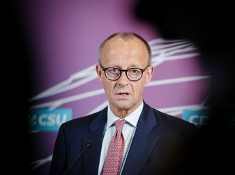 CDU-Chef Friedrich Merz richtet sich mit einer Warnung an die deutschen Fans. CDU-Chef Friedrich Merz richtet sich mit einer Warnung an die deutschen Fans.