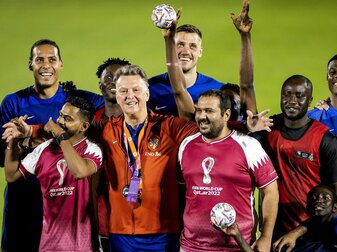 Bondscoach Louis van Gaal seine Spieler nach der Trainingseinheit mit rund 20 Arbeitsmigranten.