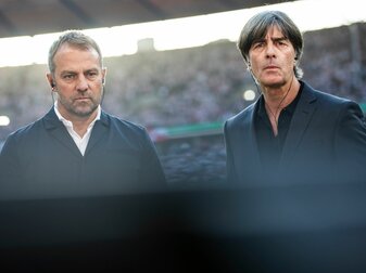 Bundestrainer Hansi Flick (l) unterhielt sich vor der WM mit Jogi Löw. Bundestrainer Hansi Flick (l) unterhielt sich vor der WM mit Jogi Löw.