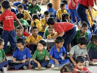Nationalmannschaft spendet eine Million Euro an Kinderdorf Nationalmannschaft spendet eine Million Euro an Kinderdorf