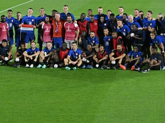 Oranje-Stars kicken mit Arbeitsmigranten Oranje-Stars kicken mit Arbeitsmigranten