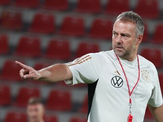 Fokusiert auf den WM-Auftakt: Bundestrainer Hansi Flick. Fokusiert auf den WM-Auftakt: Bundestrainer Hansi Flick.