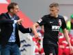 Augsburgs Trainer Markus Weinzierl (l) kann zufrieden sein mit Stürmer Alfred Finnbogason. Foto: Peter Steffen