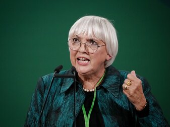 Claudia Roth ist die Staatsministerin für Kultur und Medien. Claudia Roth ist die Staatsministerin für Kultur und Medien.