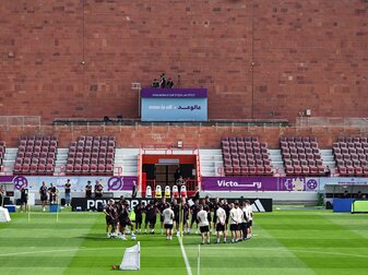 Als Teil der «Community Events» wird Hansi Flick zusätzlich 20 junge Frauen beim Training auf dem Platz stehen haben. Als Teil der «Community Events» wird Hansi Flick zusätzlich 20 junge Frauen beim Training auf dem Platz stehen haben.