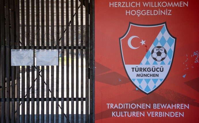 Eine Fahne mit kurdischem Symbol ließ die Stimmung beim Spiel zwischen Türkgücü München und Bayern II kippen.