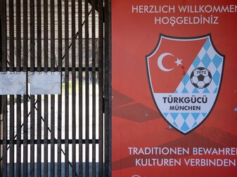 Eine Fahne mit kurdischem Symbol ließ die Stimmung beim Spiel zwischen Türkgücü München und Bayern II kippen. Eine Fahne mit kurdischem Symbol ließ die Stimmung beim Spiel zwischen Türkgücü München und Bayern II kippen.