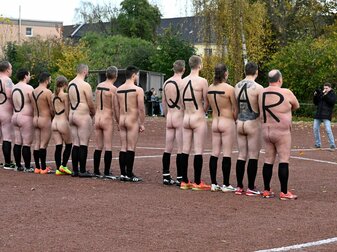 Kreativer Protest: Beim «Kunst-Fussball-Spiel» tritt die NACKtionalmannschaft gegen die Ballfreude Bergeborbeck an. Kreativer Protest: Beim «Kunst-Fussball-Spiel» tritt die NACKtionalmannschaft gegen die Ballfreude Bergeborbeck an.