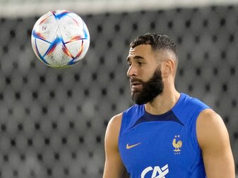 Stechender Schmerz im Oberschenkel gefährdert WM-Einsatz von Frankreichs Karim Benzema. Stechender Schmerz im Oberschenkel gefährdert WM-Einsatz von Frankreichs Karim Benzema.