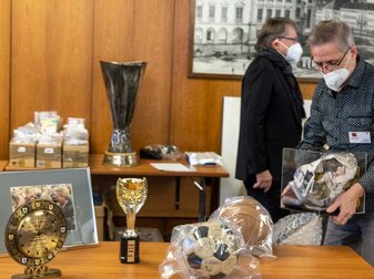 Mehr als 500 Einzelstücke aus dem Nachlass von Fußball-Weltmeister Horst Eckel werden für die Versteigerung im Hotel «Maritim» vorbereitet. Mehr als 500 Einzelstücke aus dem Nachlass von Fußball-Weltmeister Horst Eckel werden für die Versteigerung im Hotel «Maritim» vorbereitet.