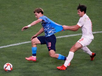 Ritsu Doan (l) in Aktion für Japans Nationalmannschaft. Ritsu Doan (l) in Aktion für Japans Nationalmannschaft.
