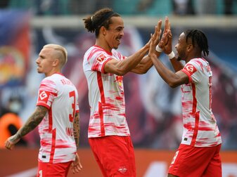 Nach einem Tor für RB Leipzig klatscht Yussuf Poulsen (l) mit Christopher Nkunku ab. Nach einem Tor für RB Leipzig klatscht Yussuf Poulsen (l) mit Christopher Nkunku ab.