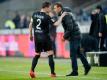 Augsburgs Coach Markus Weinzierl muss auf Paul Verhaegh verzichten. Foto: Julian Stratenschulte
