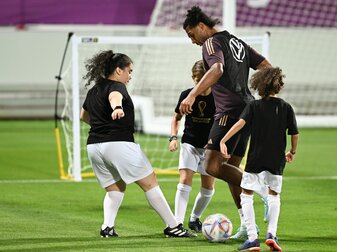 Serge Gnabry spielt gegen eine lokale Auswahl junger Mädchen. Serge Gnabry spielt gegen eine lokale Auswahl junger Mädchen.