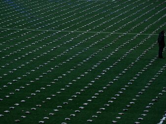 Mit Sand gefüllte Stoff-Fußbälle auf dem Rasen in Herne. Mit Sand gefüllte Stoff-Fußbälle auf dem Rasen in Herne.