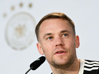 Torhüter Manuel Neuer spricht auf einer Pressekonferenz. Torhüter Manuel Neuer spricht auf einer Pressekonferenz.