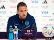 Englands Stürmerstar Harry Kane spricht auf einer Pressekonferenz.