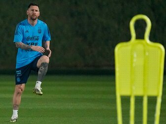 Argentiniens Lionel Messi macht sich zu Beginn des Trainings warm. Argentiniens Lionel Messi macht sich zu Beginn des Trainings warm.
