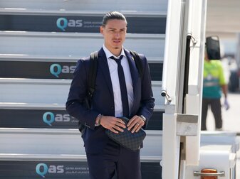 Uruguays Nationalspieler Darwin Nunez kommt am Flughafen in Doha an.